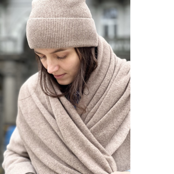 В’язаний шарф-палантин бежевого кольору з кашеміру та вовни В’язаний шарф-палантин бежевого кольору з кашеміру та вовни